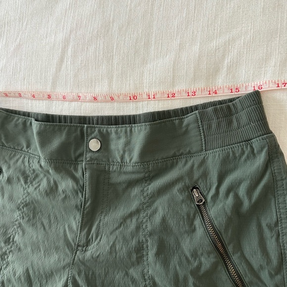 Athleta Trekkie Hiking Shorts Olive Green Cargo Shorts with Zippered Pockets - Picture 2 of 7